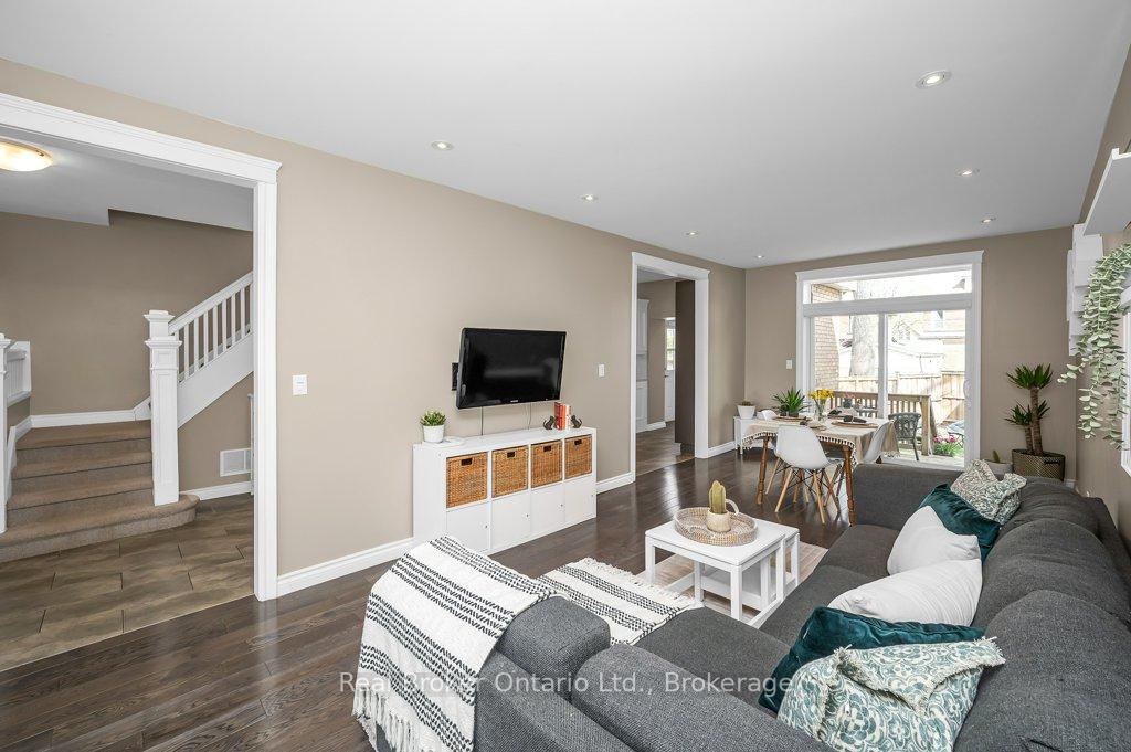Photo 5 of 18 Kensington Avenue N, Hamilton, Crown Point — HOMEH