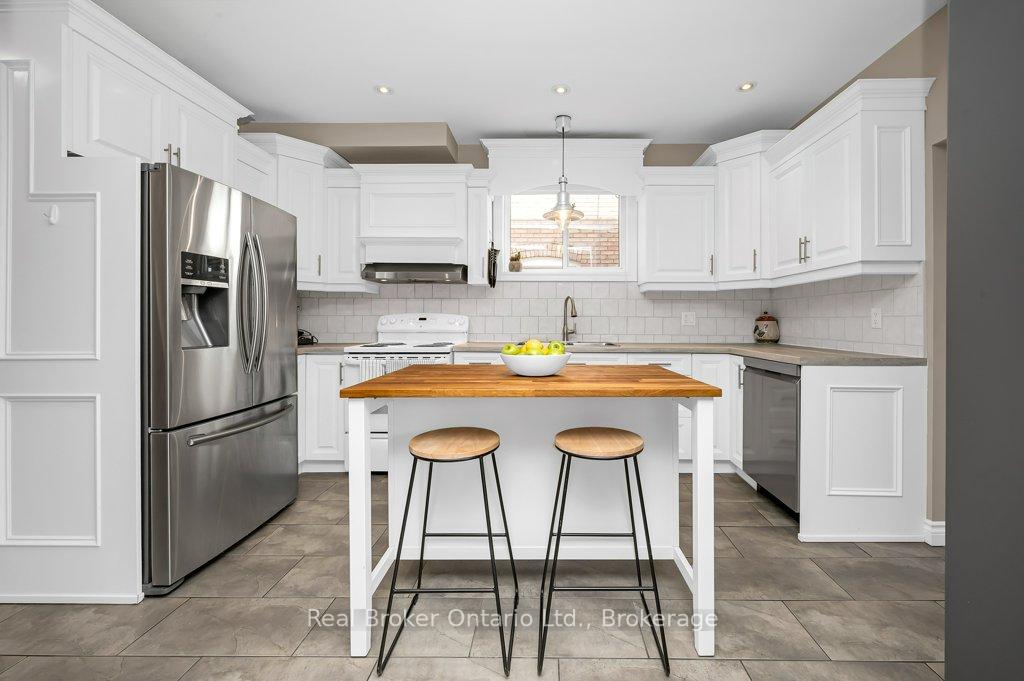 Photo 12 of 18 Kensington Avenue N, Hamilton, Crown Point — HOMEH