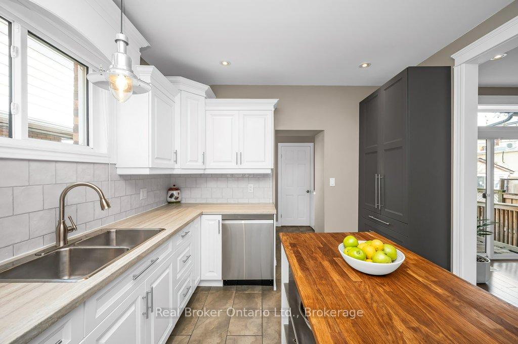 Photo 14 of 18 Kensington Avenue N, Hamilton, Crown Point — HOMEH