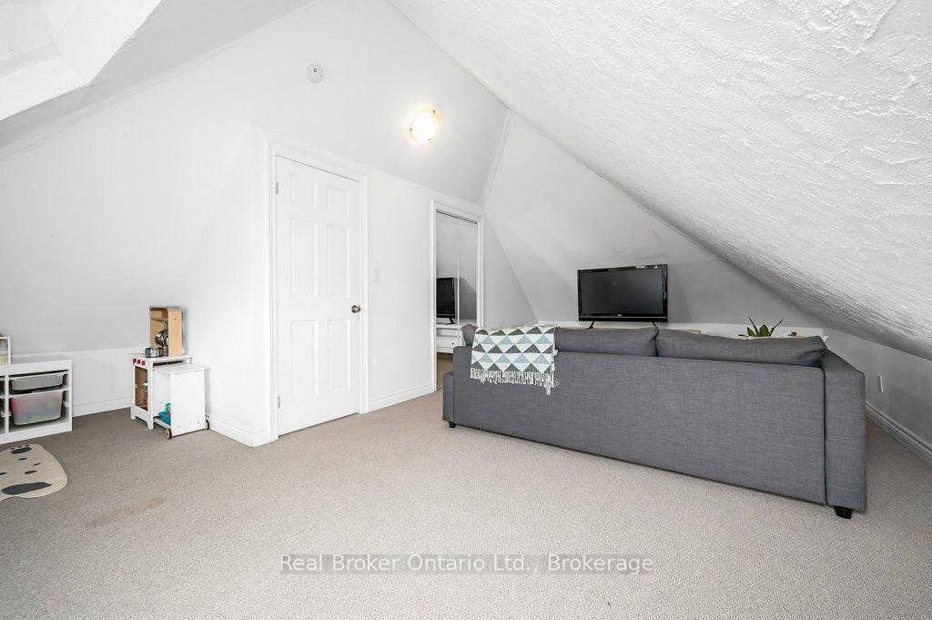Photo 18 of 18 Kensington Avenue N, Hamilton, Crown Point — HOMEH