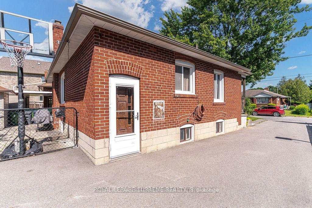 Photo 34 of 74 Roberta Drive, Toronto, Englemount-Lawrence — HOMEH