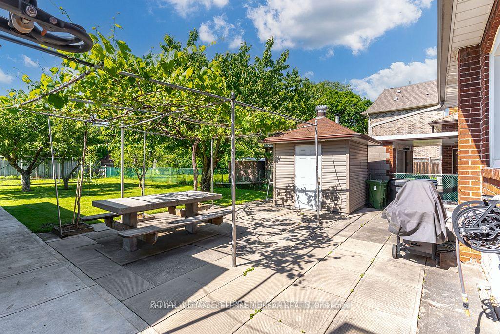 Photo 25 of 74 Roberta Drive, Toronto, Englemount-Lawrence — HOMEH