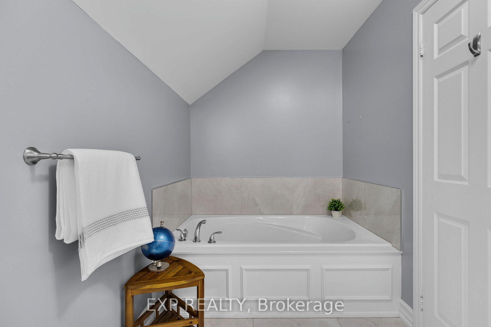 Photo 26 of 105 White Sands Way, Wasaga Beach — HOMEH