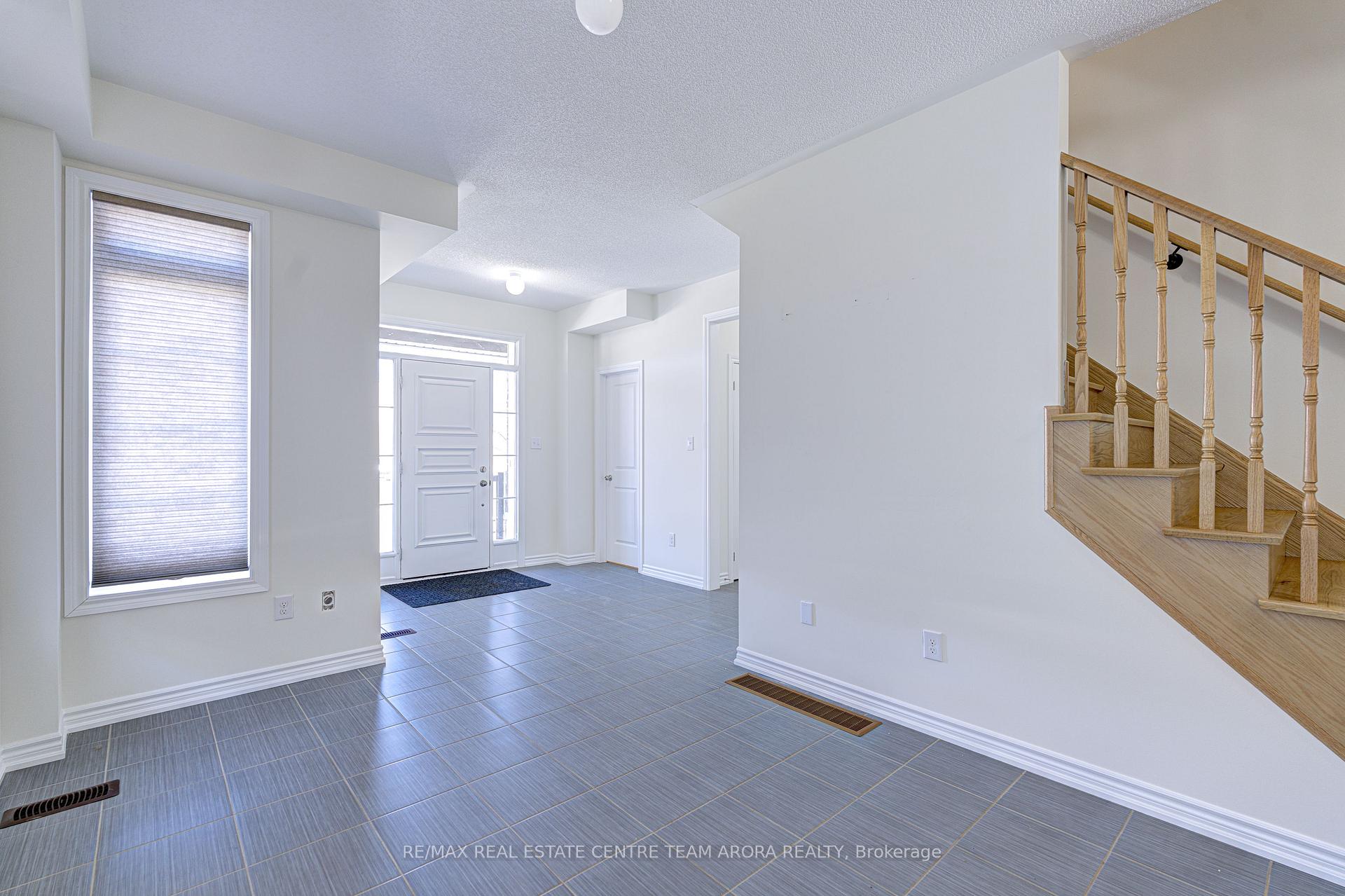 Photo 4 of 19 Gilford Street, Brampton, Credit Valley — HOMEH