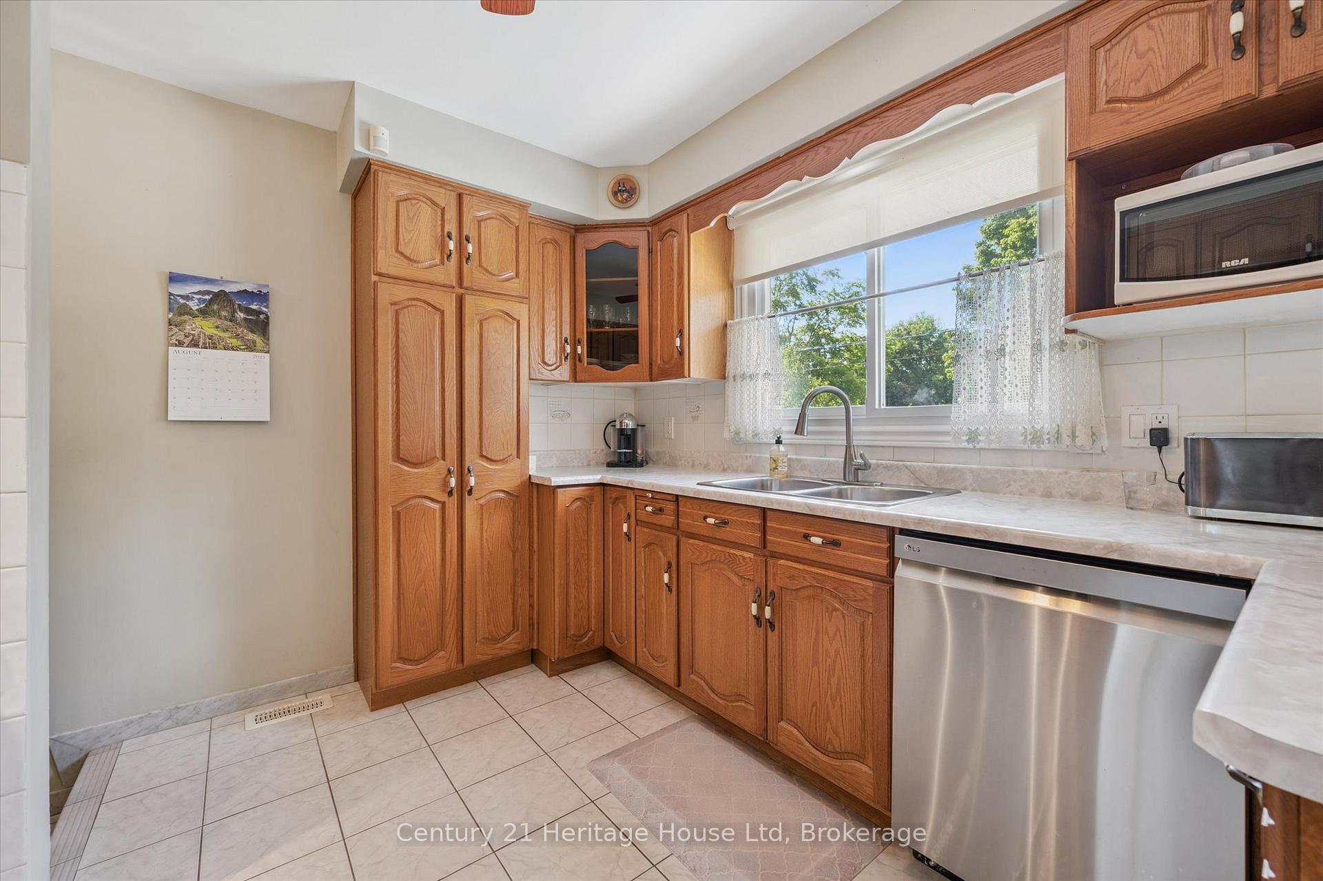 Photo 13 of 17 Dalebrook Place, Guelph, Victoria North — HOMEH
