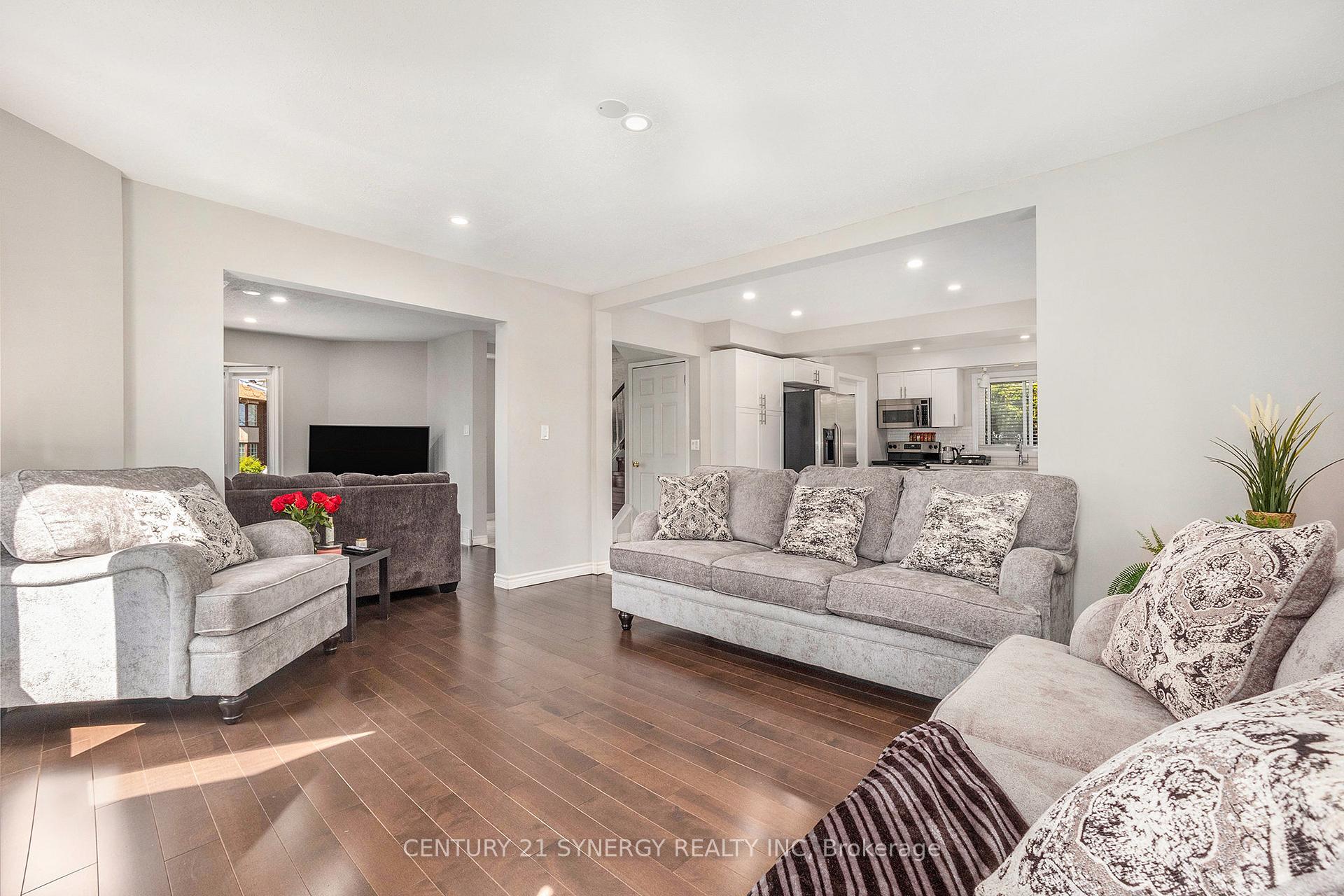 Photo 3 of 40 Keys Way, Ottawa, Hunt Club Park — HOMEH