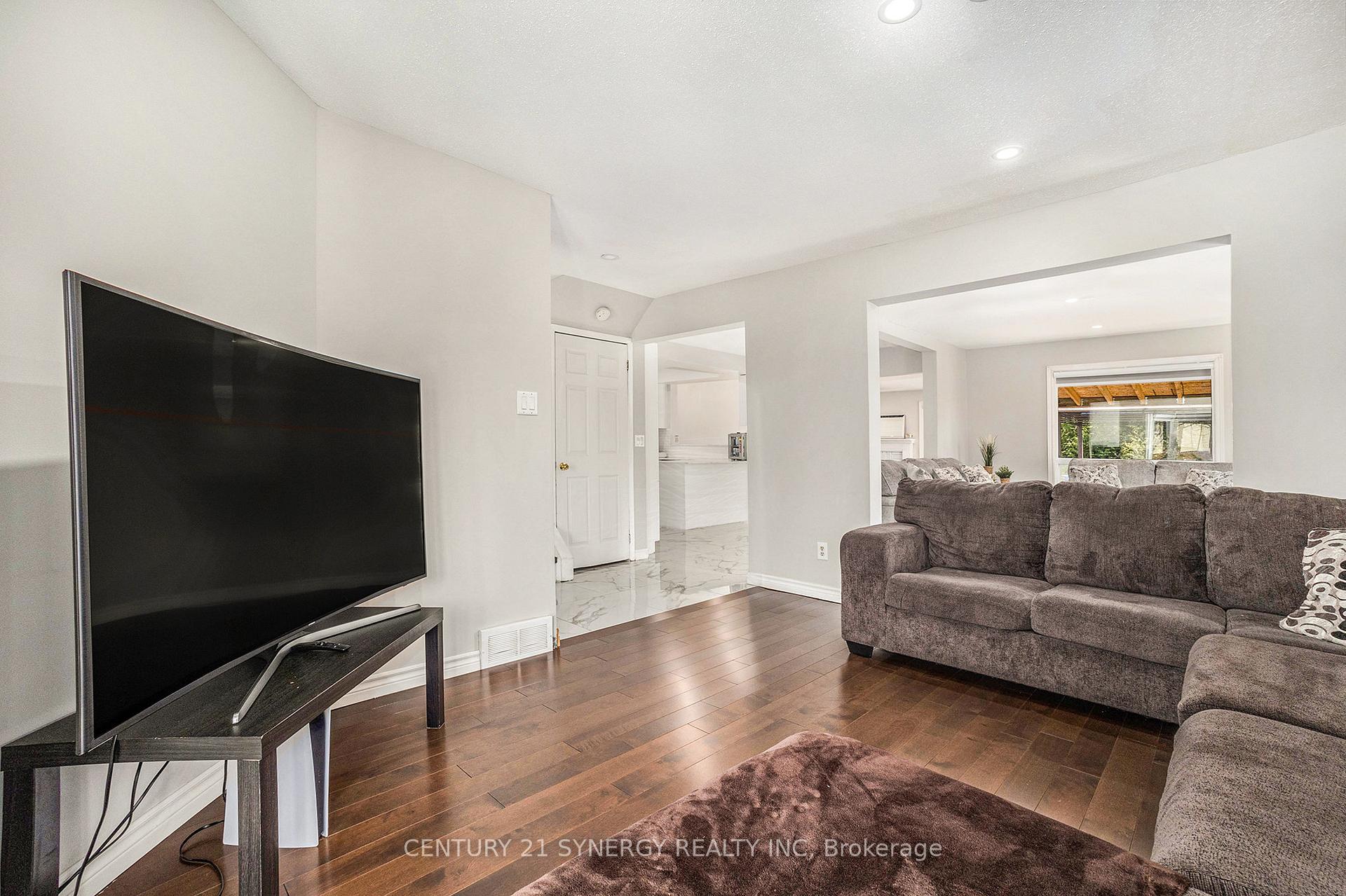 Photo 2 of 40 Keys Way, Ottawa, Hunt Club Park — HOMEH
