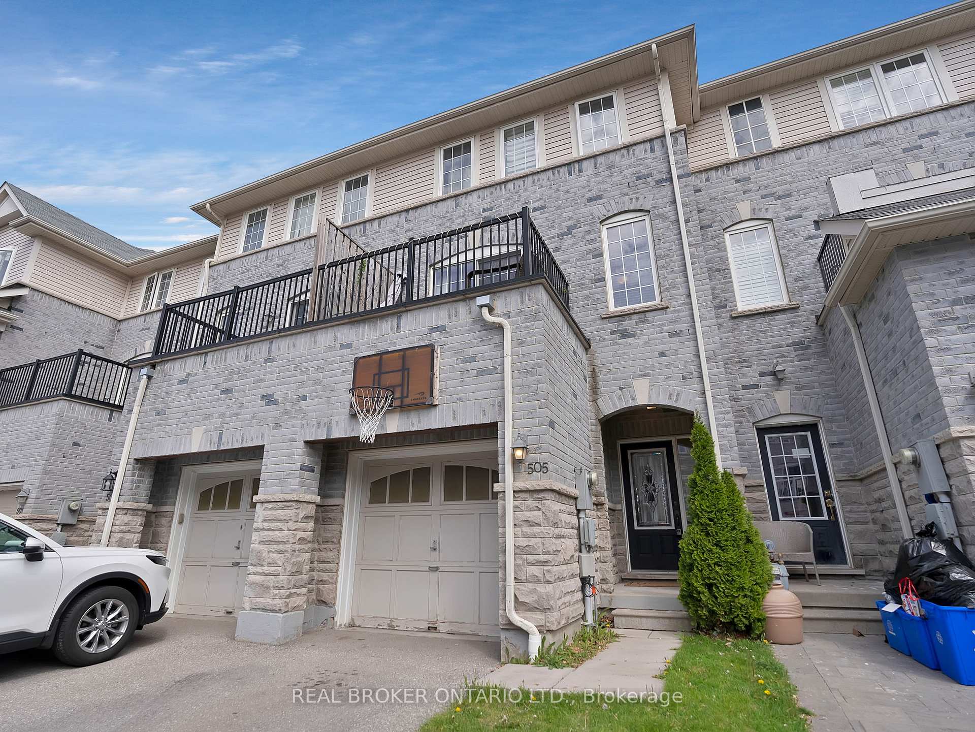 Front of 505 Rossland Road E