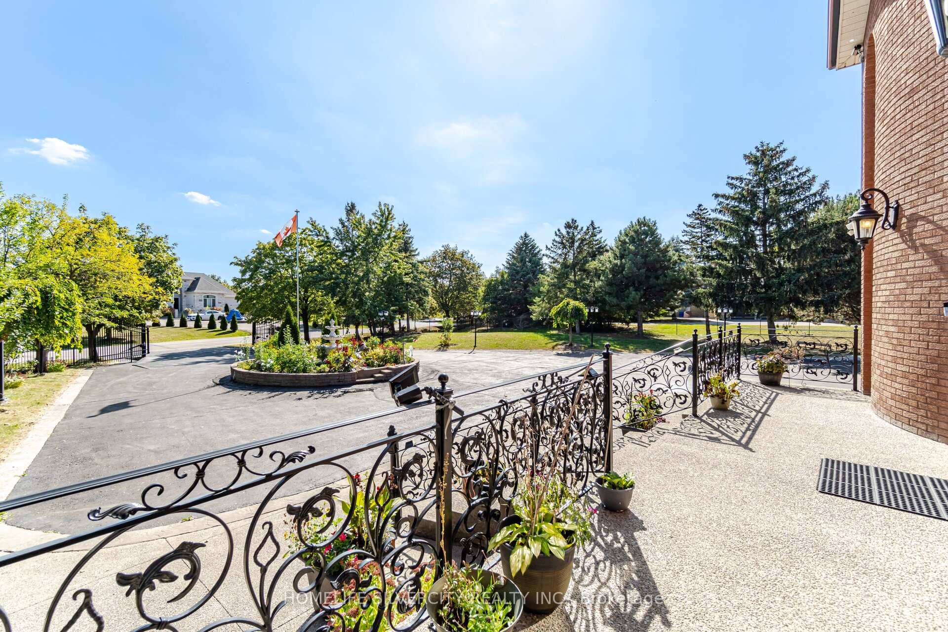 Photo 5 of 34 Estateview Circle, Brampton, Toronto Gore Rural Estate — HOMEH