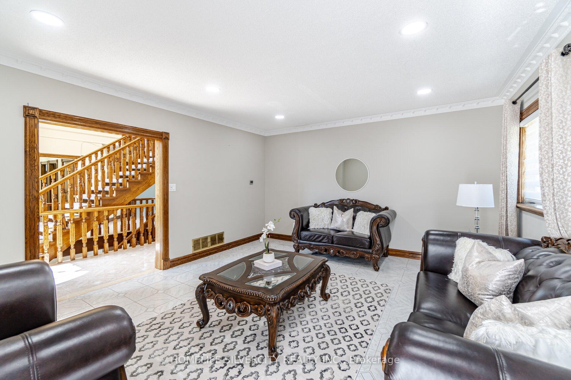 Photo 8 of 34 Estateview Circle, Brampton, Toronto Gore Rural Estate — HOMEH