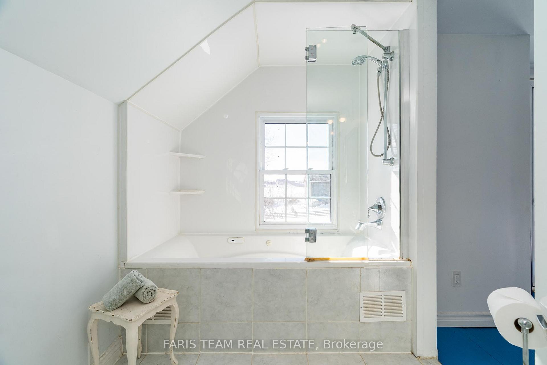 Photo 23 of 6236 Penetanguishene Road, Springwater, Elmvale — HOMEH