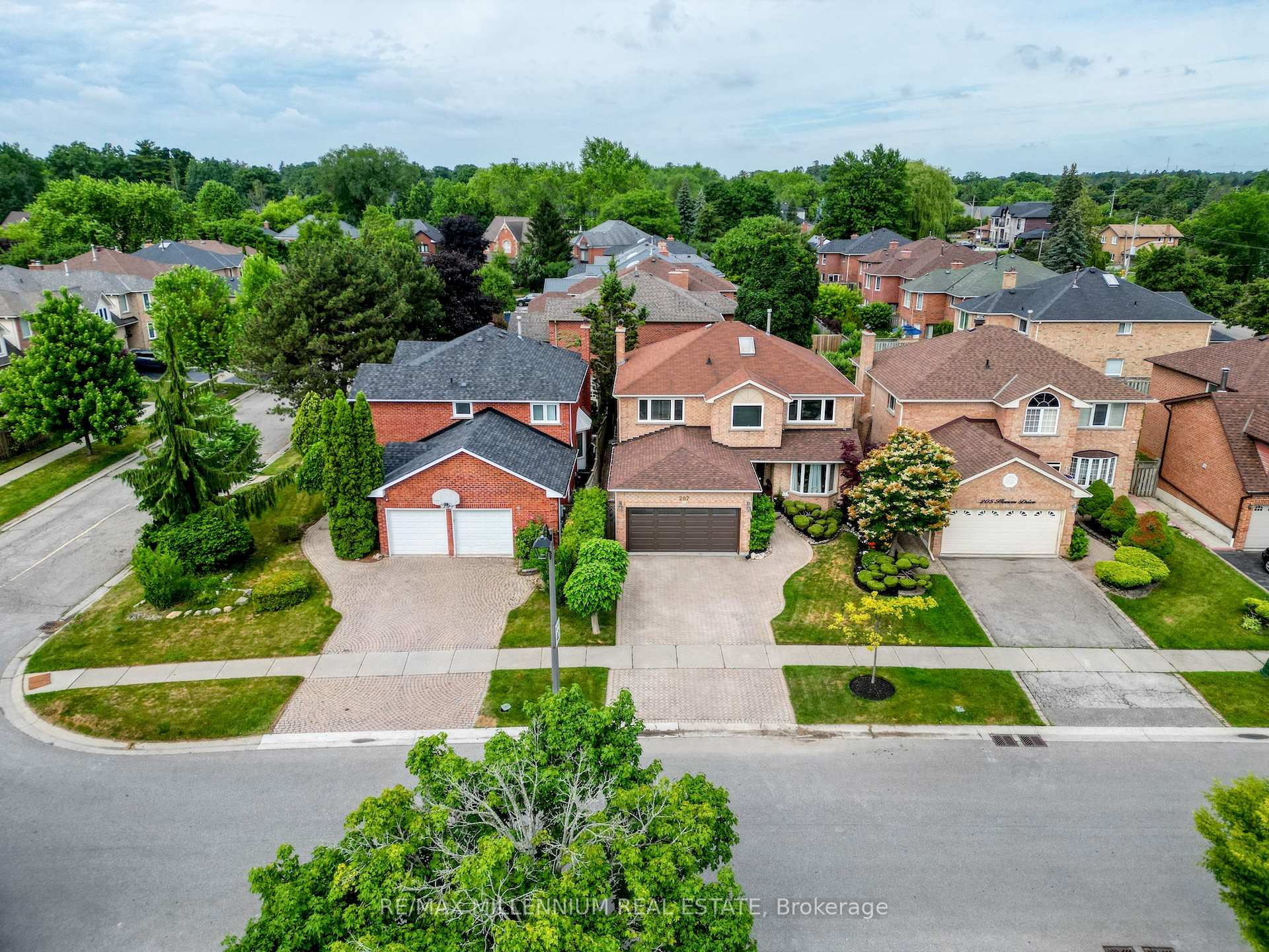Photo 2 of 207 Hoover Drive, Pickering, Rougemount — HOMEH