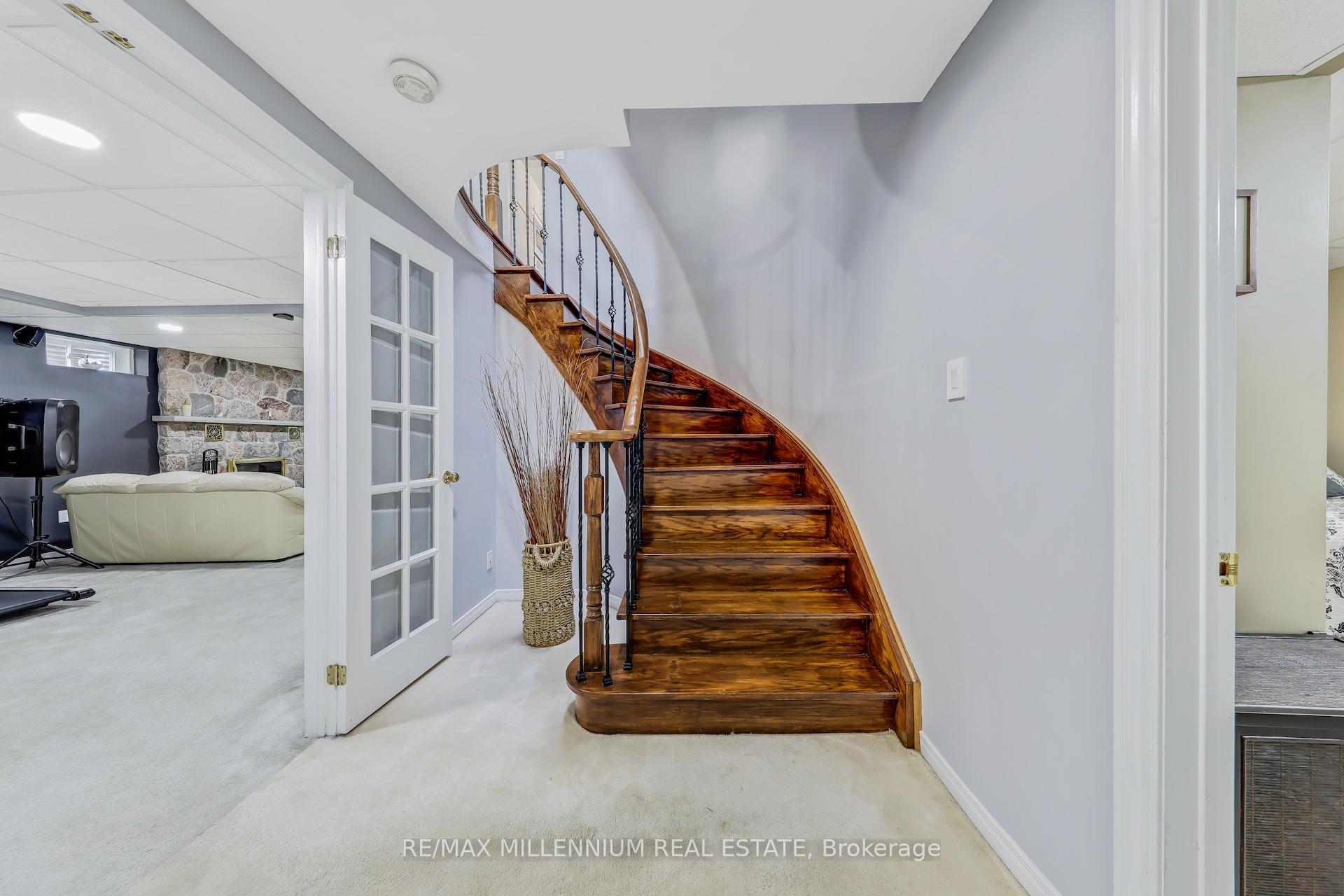 Photo 32 of 207 Hoover Drive, Pickering, Rougemount — HOMEH