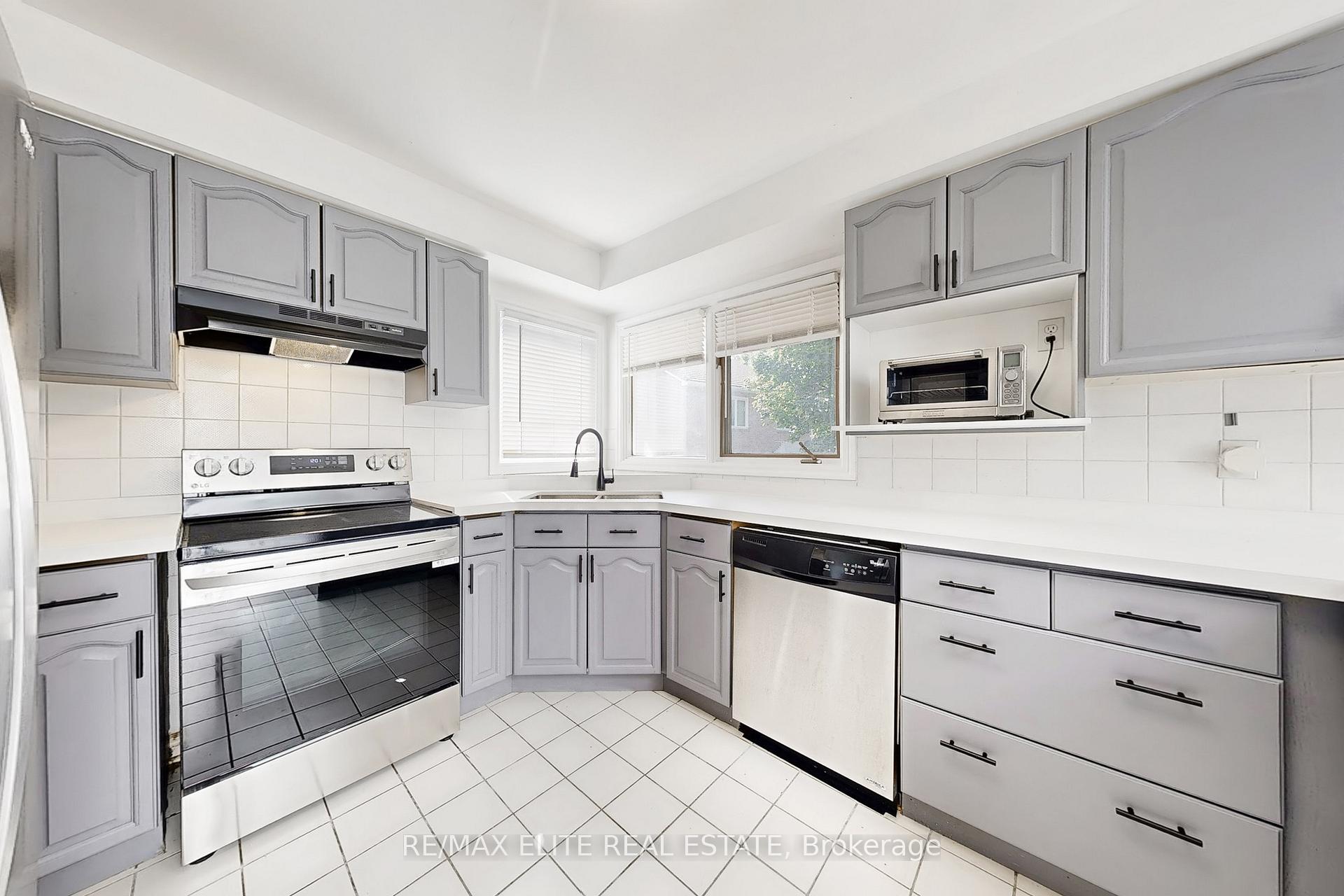 Photo 3 of 48 John Button Boulevard, Markham, Buttonville — HOMEH