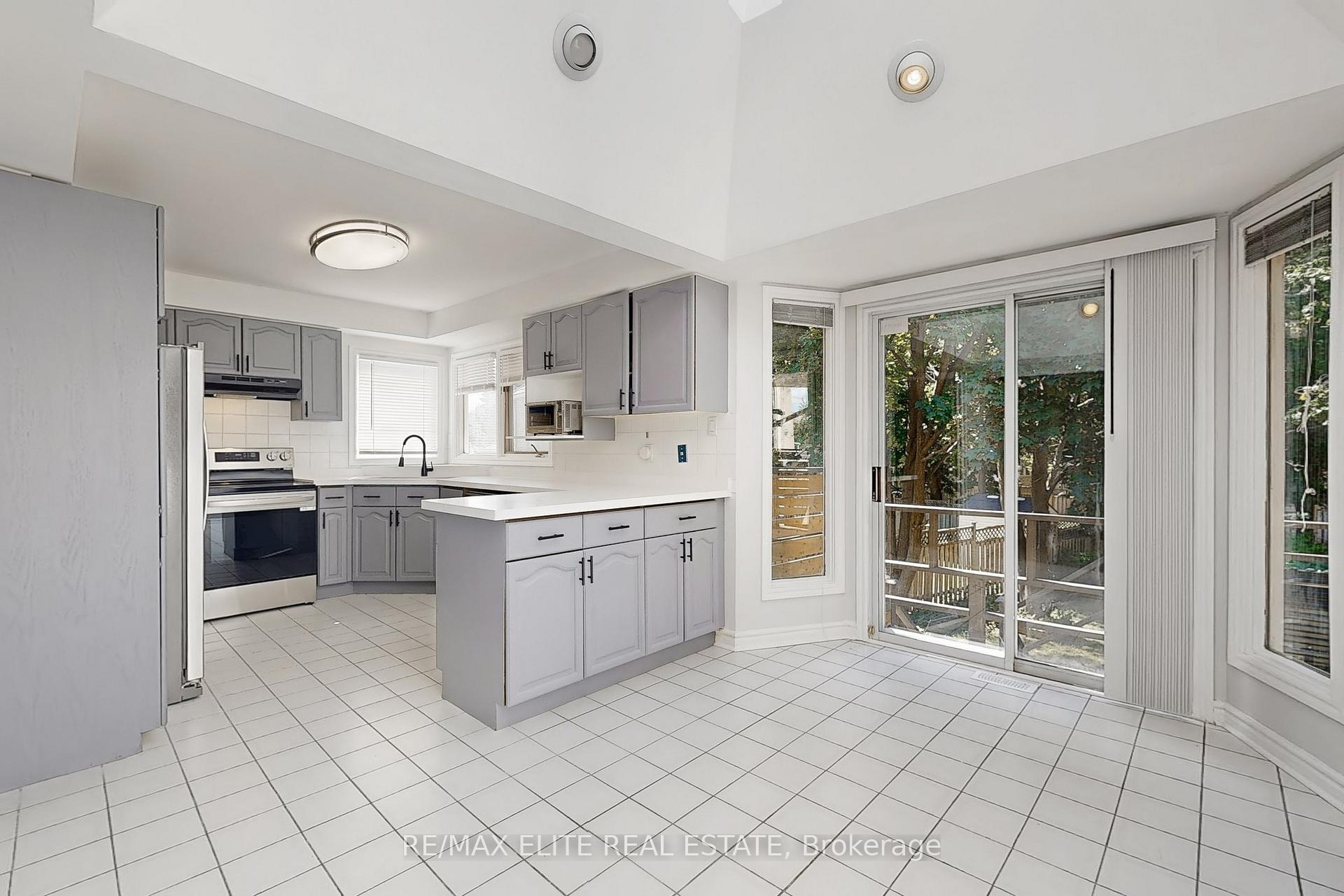 Photo 9 of 48 John Button Boulevard, Markham, Buttonville — HOMEH