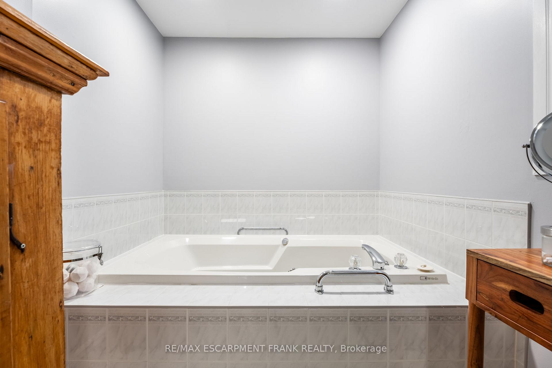 Photo 10 of 31 Mountain Park Avenue, Hamilton, Centremount — HOMEH
