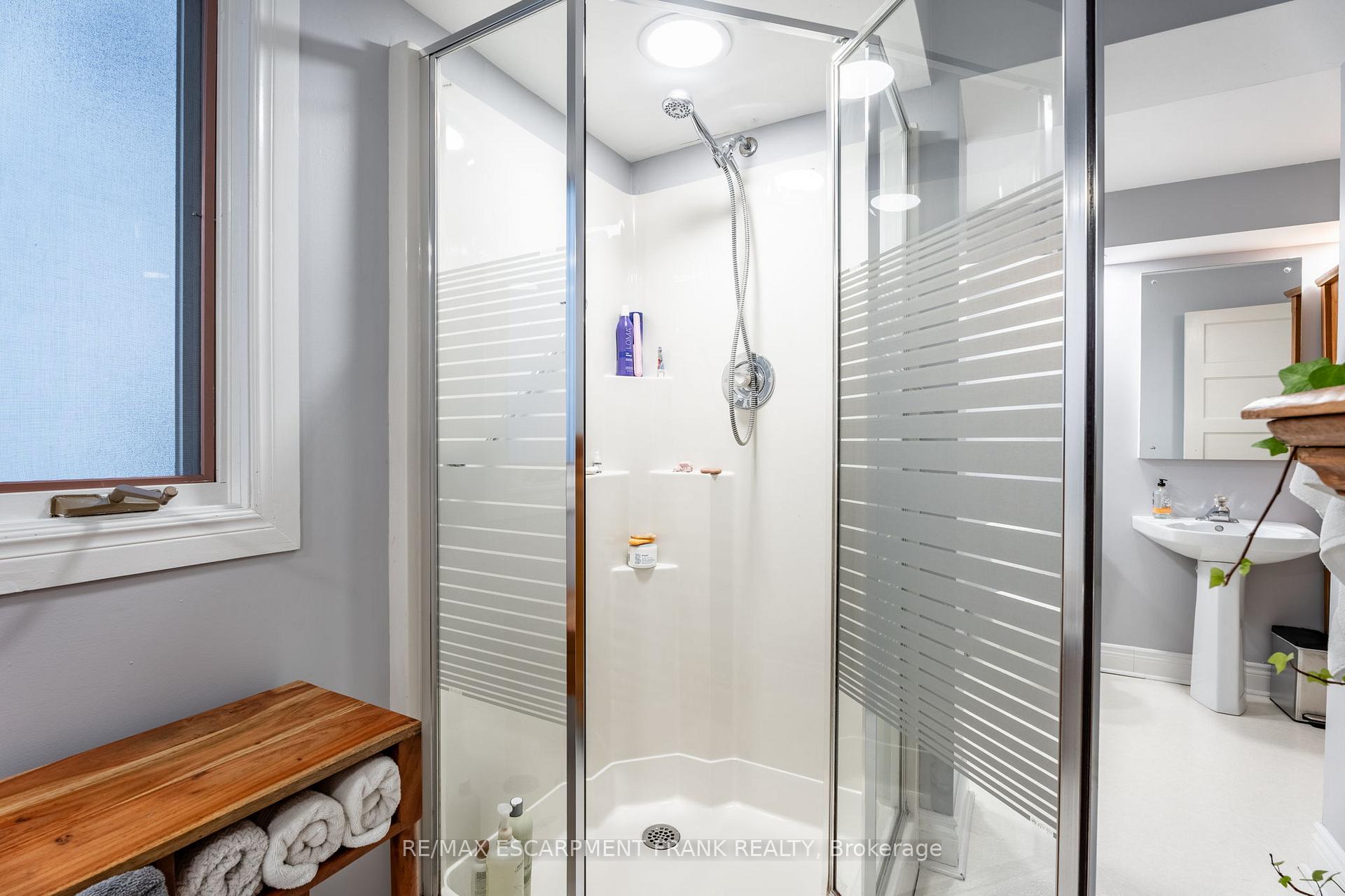 Photo 11 of 31 Mountain Park Avenue, Hamilton, Centremount — HOMEH