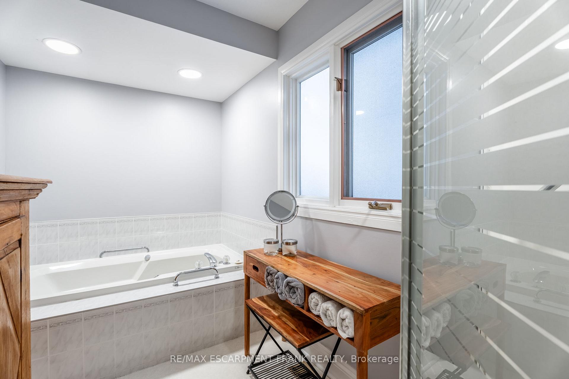 Photo 40 of 31 Mountain Park Avenue, Hamilton, Centremount — HOMEH