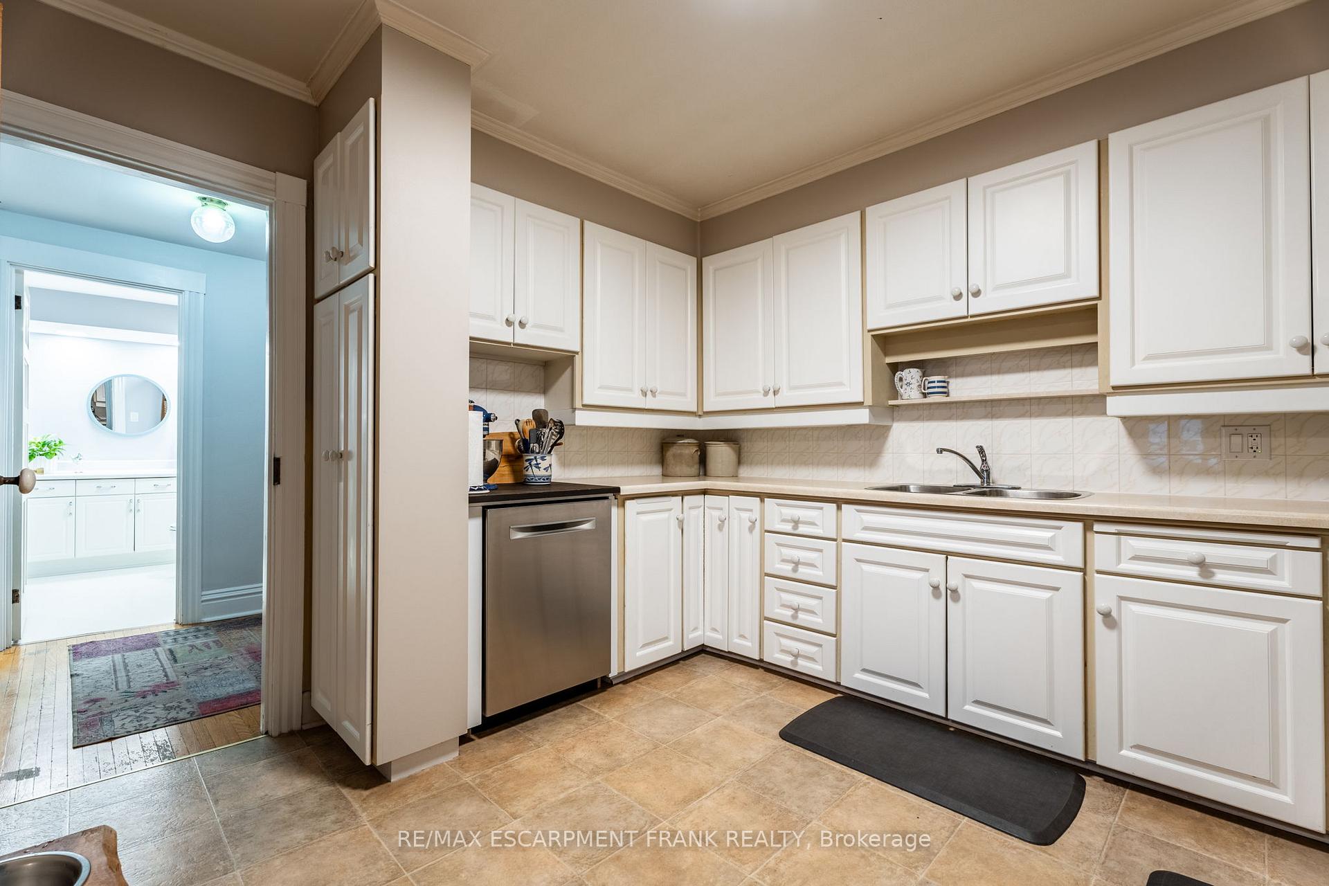 Photo 12 of 31 Mountain Park Avenue, Hamilton, Centremount — HOMEH