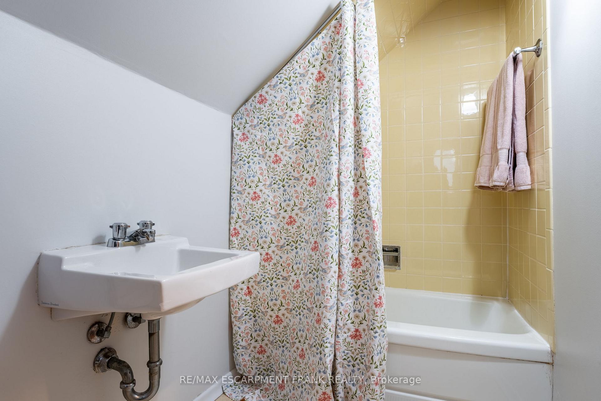 Photo 14 of 31 Mountain Park Avenue, Hamilton, Centremount — HOMEH