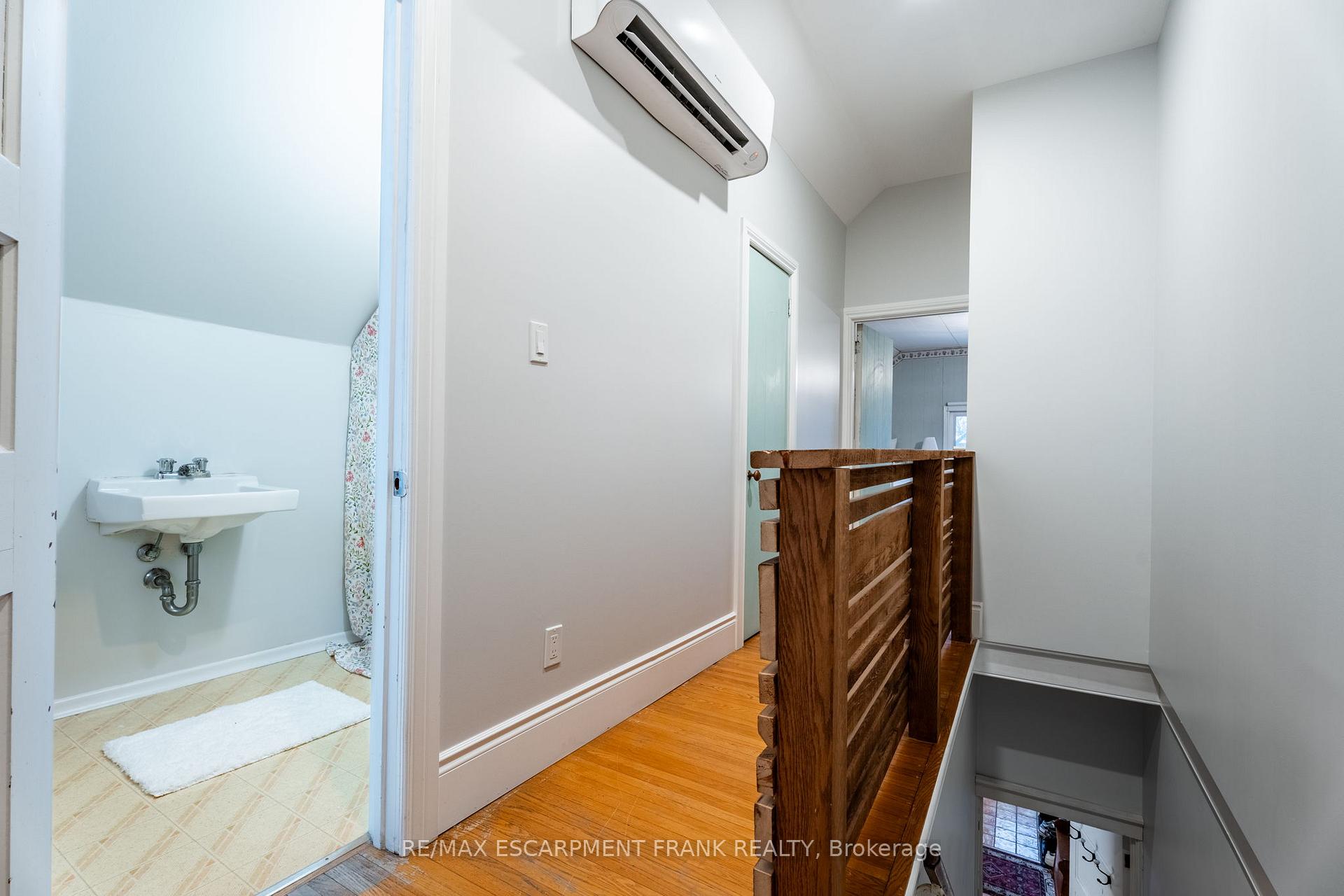 Photo 13 of 31 Mountain Park Avenue, Hamilton, Centremount — HOMEH