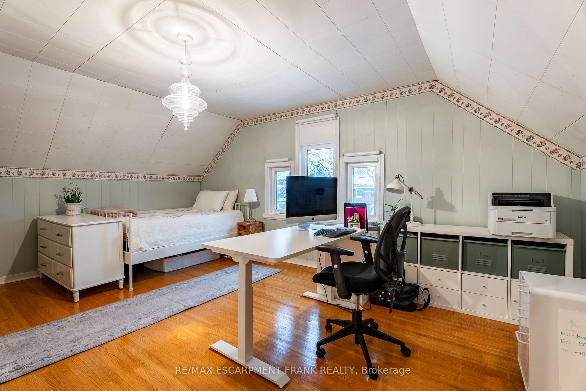 Photo 20 of 31 Mountain Park Avenue, Hamilton, Centremount — HOMEH