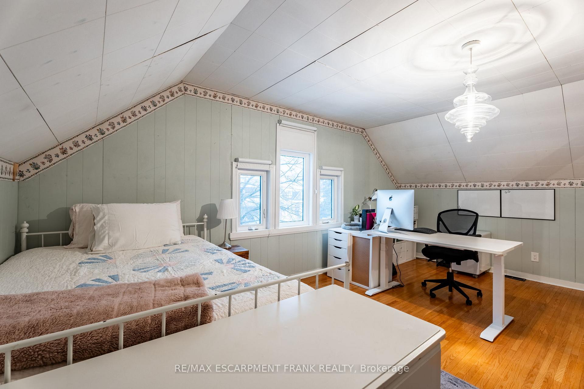 Photo 18 of 31 Mountain Park Avenue, Hamilton, Centremount — HOMEH