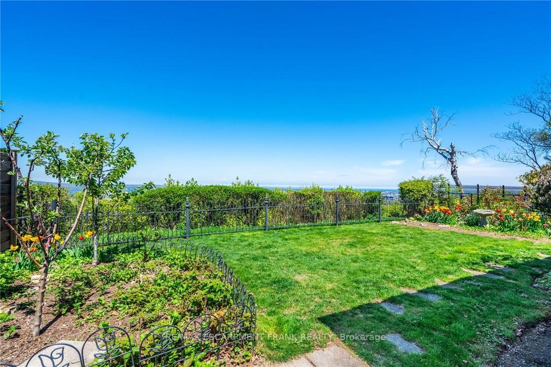 Photo 28 of 31 Mountain Park Avenue, Hamilton, Centremount — HOMEH