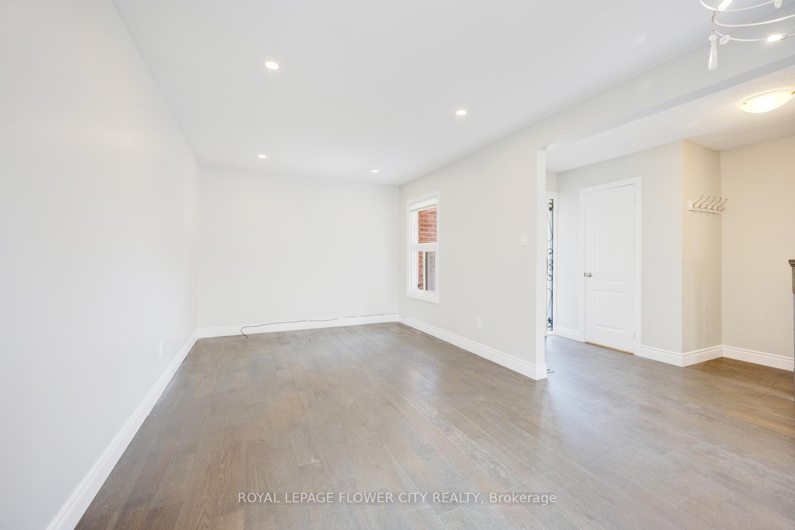 Photo 6 of 16 Ecclestone Drive, Brampton, Brampton West — HOMEH