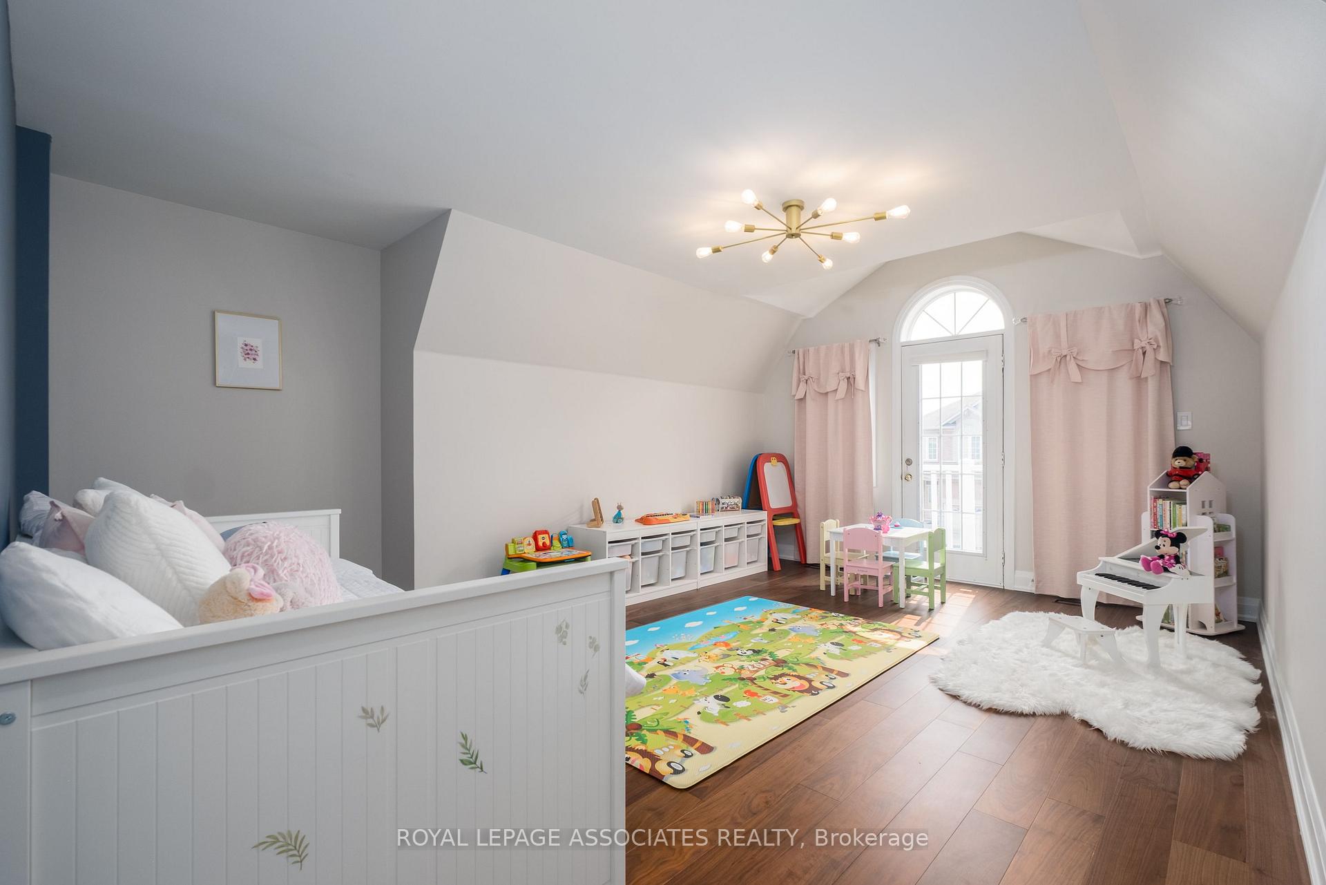 Photo 12 of 5 Rockland Crescent, Whitby, Brooklin — HOMEH