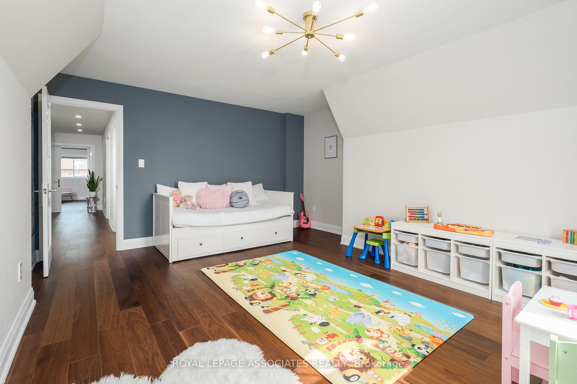 Photo 10 of 5 Rockland Crescent, Whitby, Brooklin — HOMEH