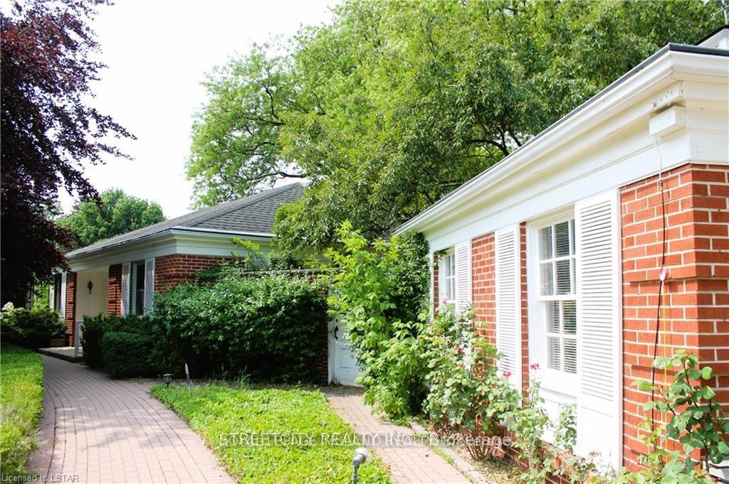 Front of 1517 Gloucester Road