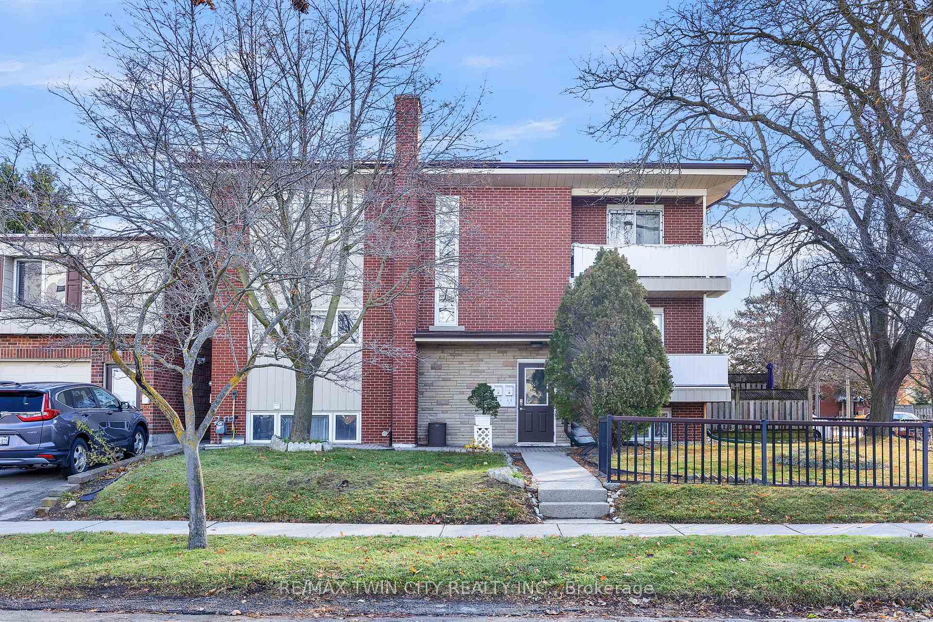 Photo 4 of 219 Sixth Avenue, Kitchener — HOMEH
