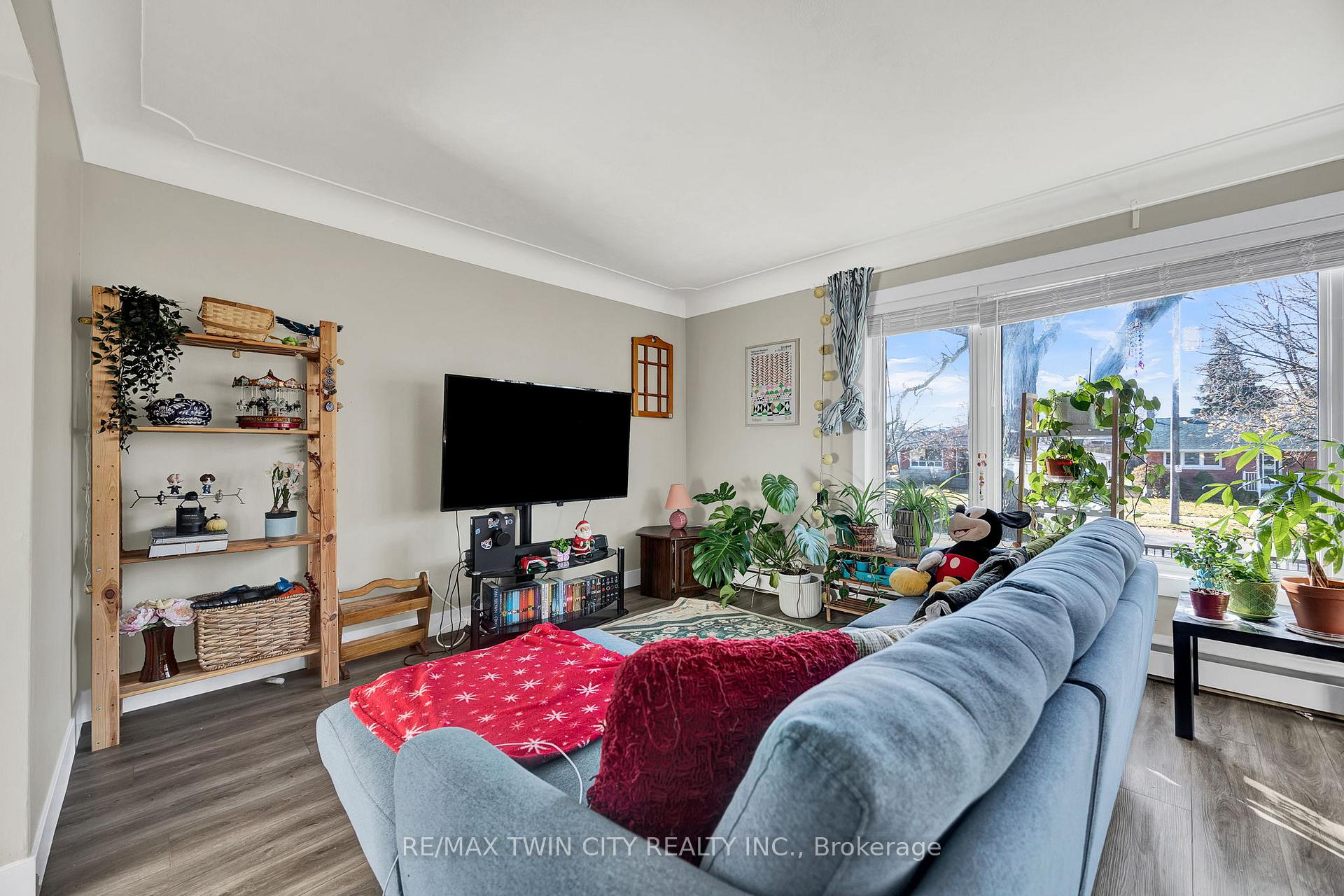 Photo 7 of 219 Sixth Avenue, Kitchener — HOMEH