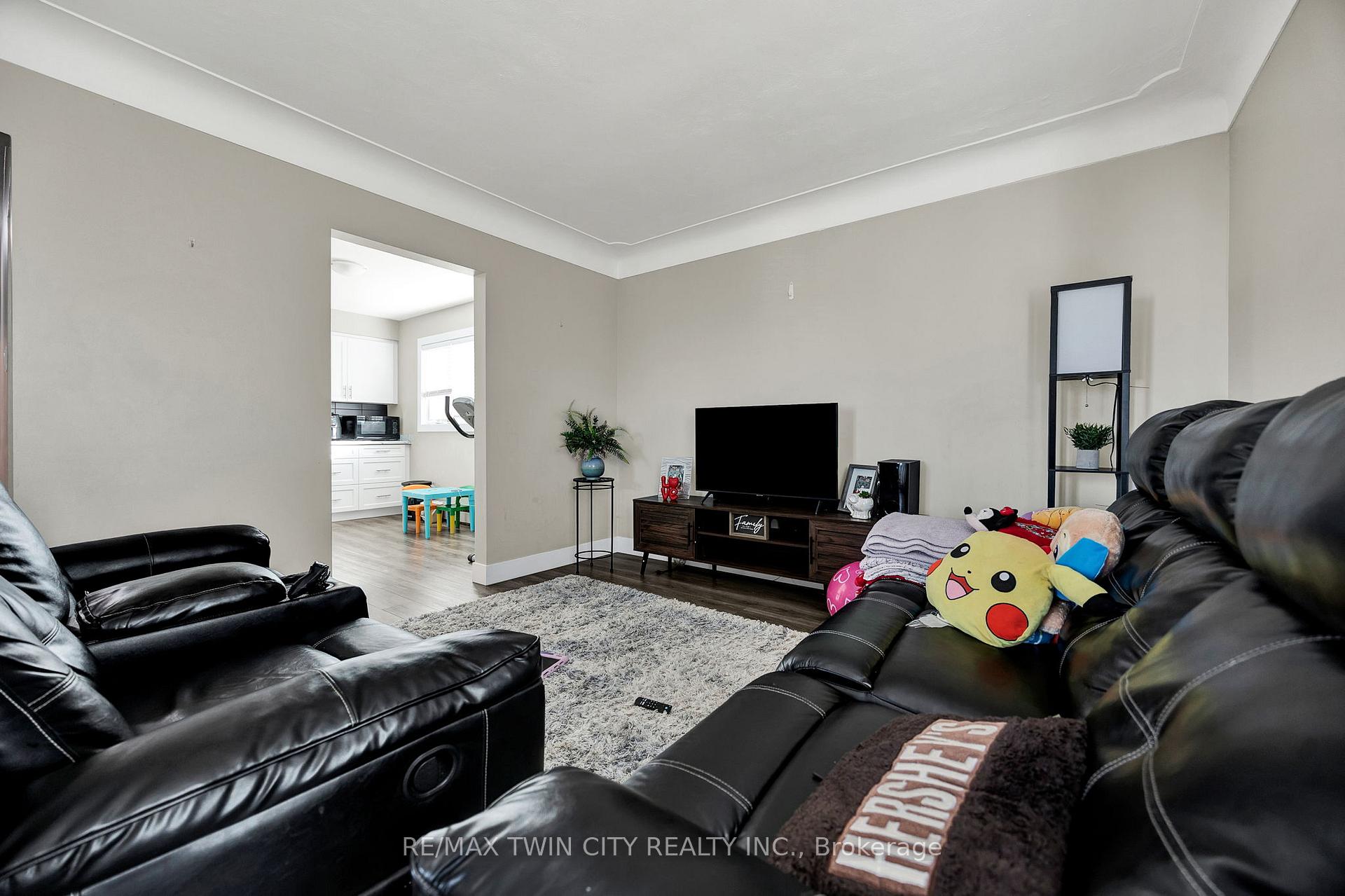Photo 2 of 219 Sixth Avenue, Kitchener — HOMEH