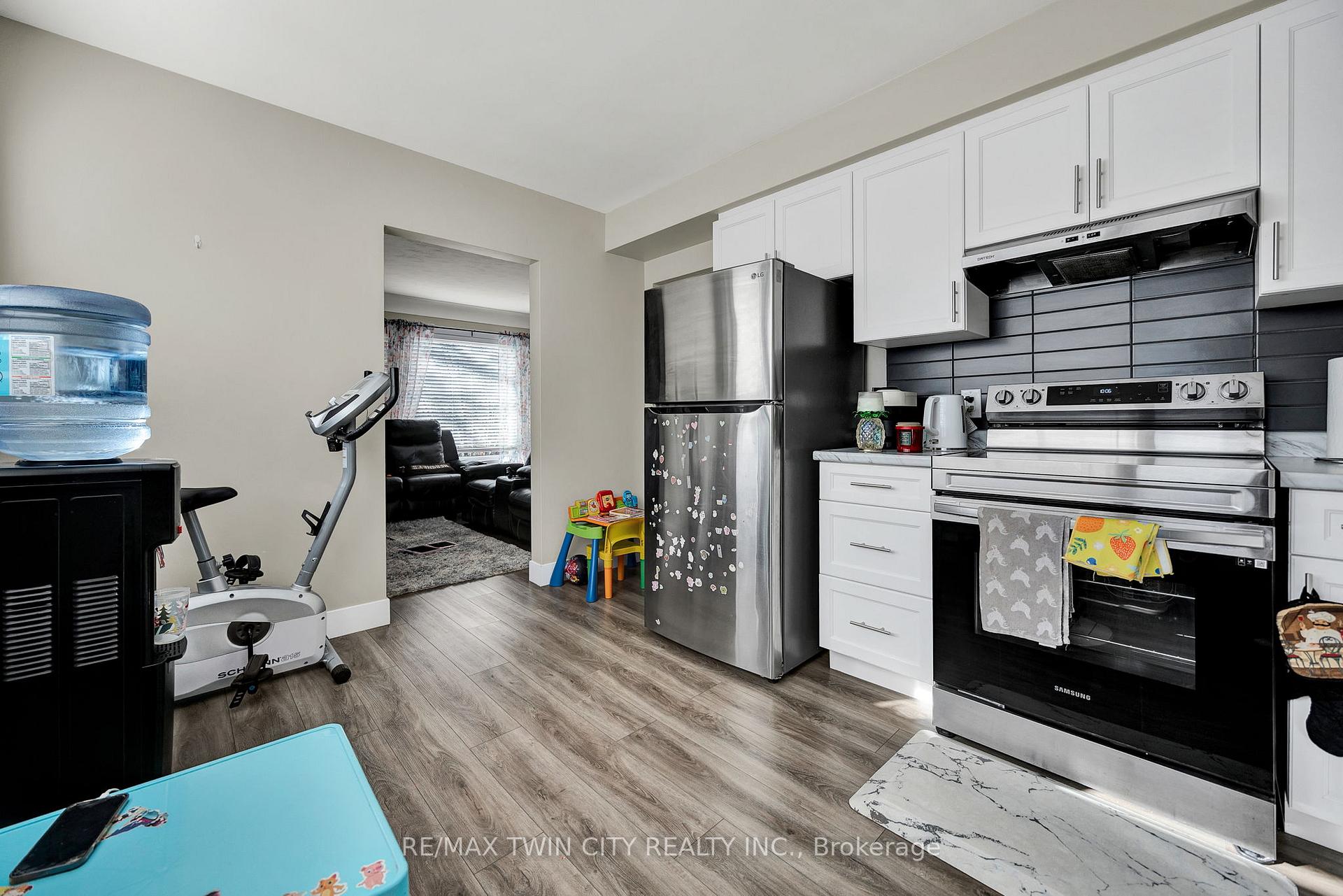 Photo 12 of 219 Sixth Avenue, Kitchener — HOMEH
