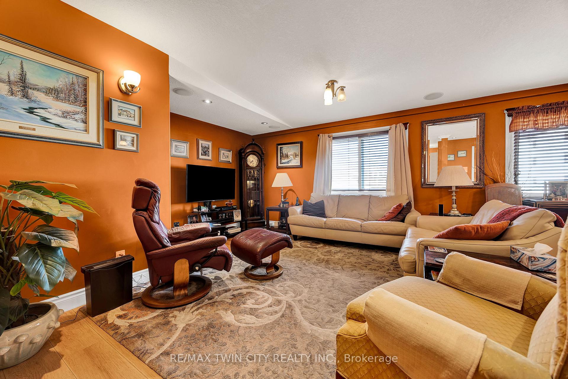 Photo 3 of 219 Sixth Avenue, Kitchener — HOMEH