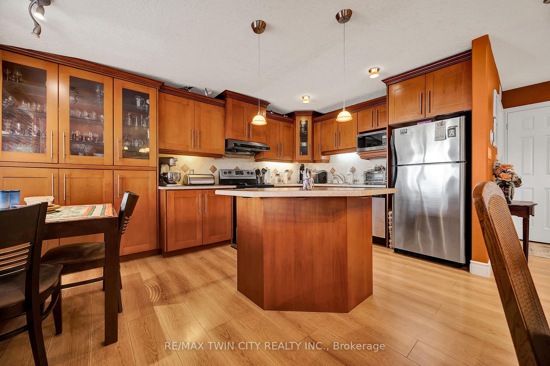 Photo 31 of 219 Sixth Avenue, Kitchener — HOMEH