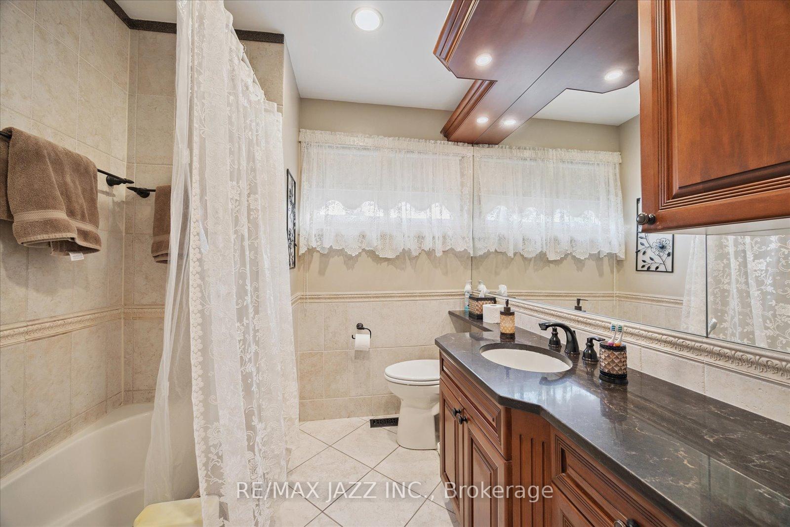 Photo 7 of 606 Gibbons Street, Oshawa, McLaughlin — HOMEH