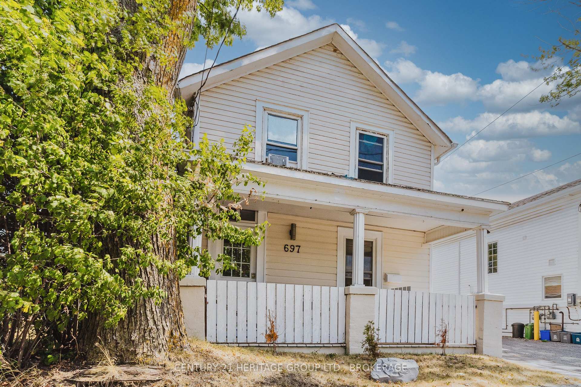 Photo 2 of 697 Montreal Street, Kingston, East of Sir John A. Blvd — HOMEH