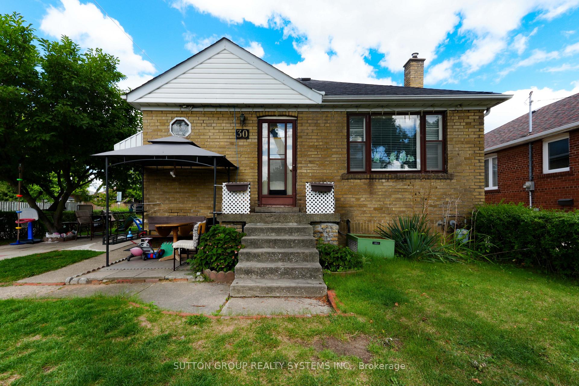 Front of 30 Silvercrest Avenue
