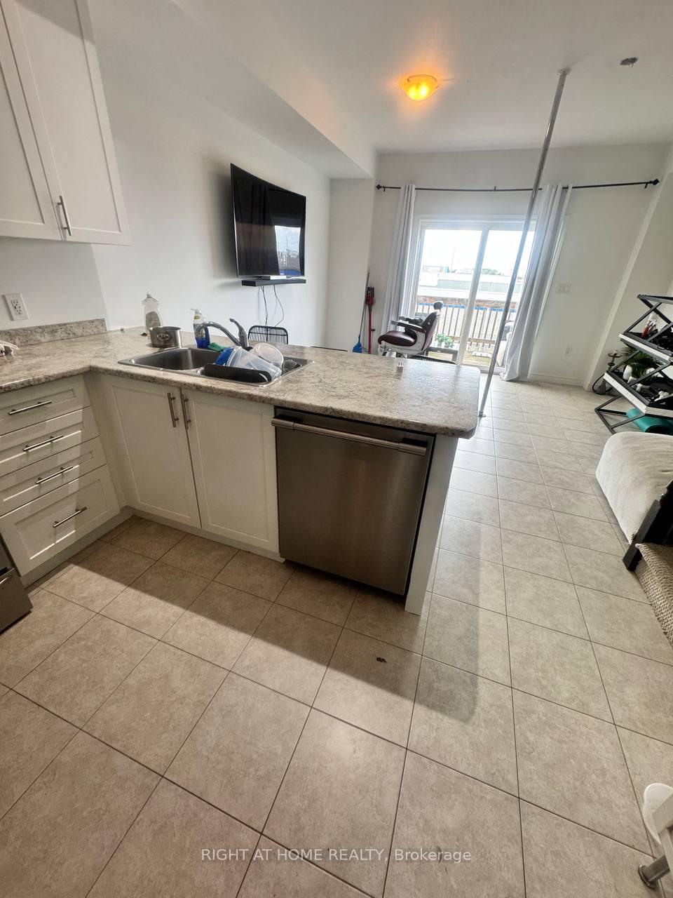 Photo 4 of 38 Bloom Crescent, Hamilton, Rural Glanbrook — HOMEH