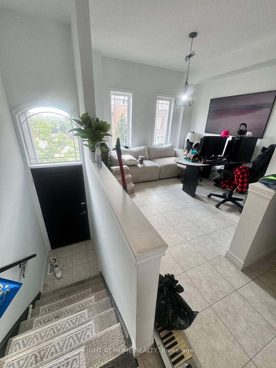Photo 3 of 38 Bloom Crescent, Hamilton, Rural Glanbrook — HOMEH