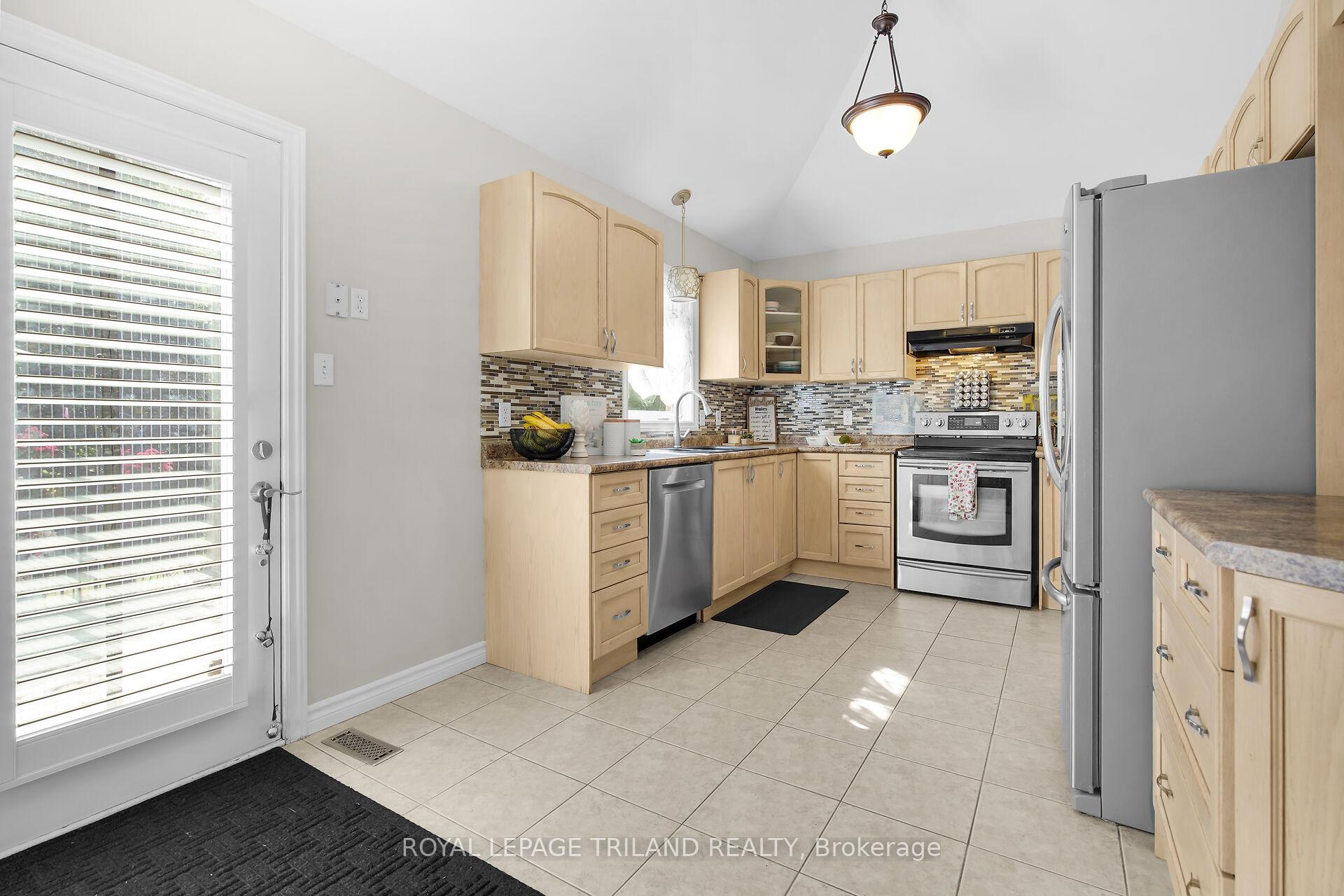 Photo 5 of 852 Silversmith Street, London, North M — HOMEH