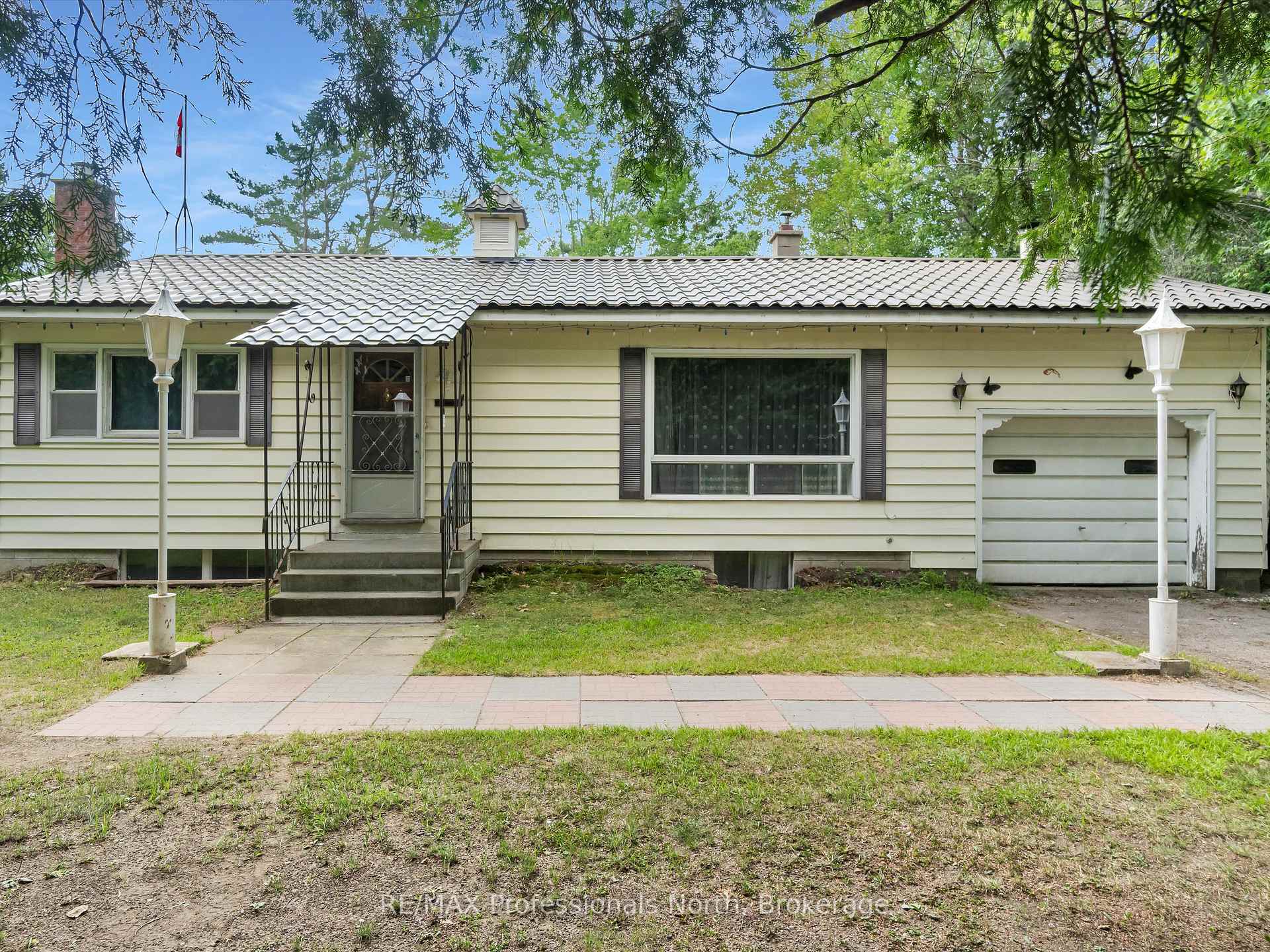 Front of 1716 Gravenhurst Parkway