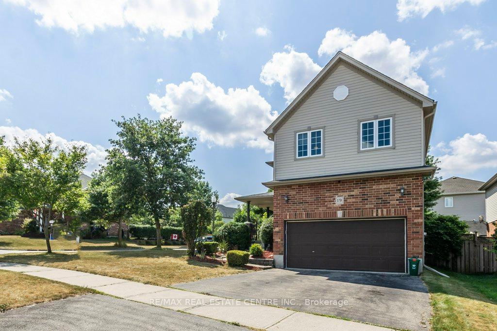 Photo 2 of 19 Apple Ridge Drive, Kitchener — HOMEH