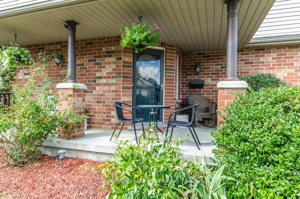 Photo 4 of 19 Apple Ridge Drive, Kitchener — HOMEH
