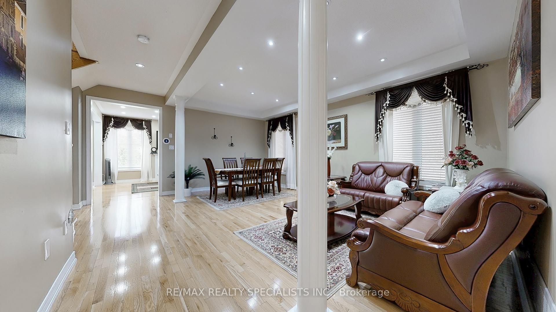 Photo 2 of 53 Heatherglen Drive, Brampton, Credit Valley — HOMEH