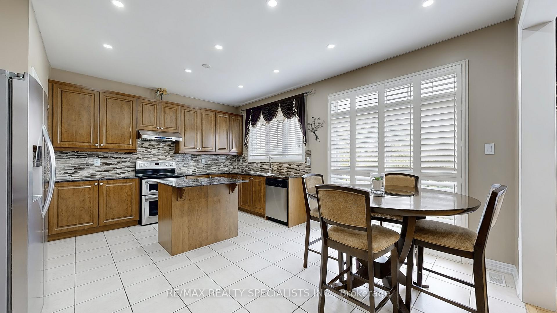 Photo 12 of 53 Heatherglen Drive, Brampton, Credit Valley — HOMEH