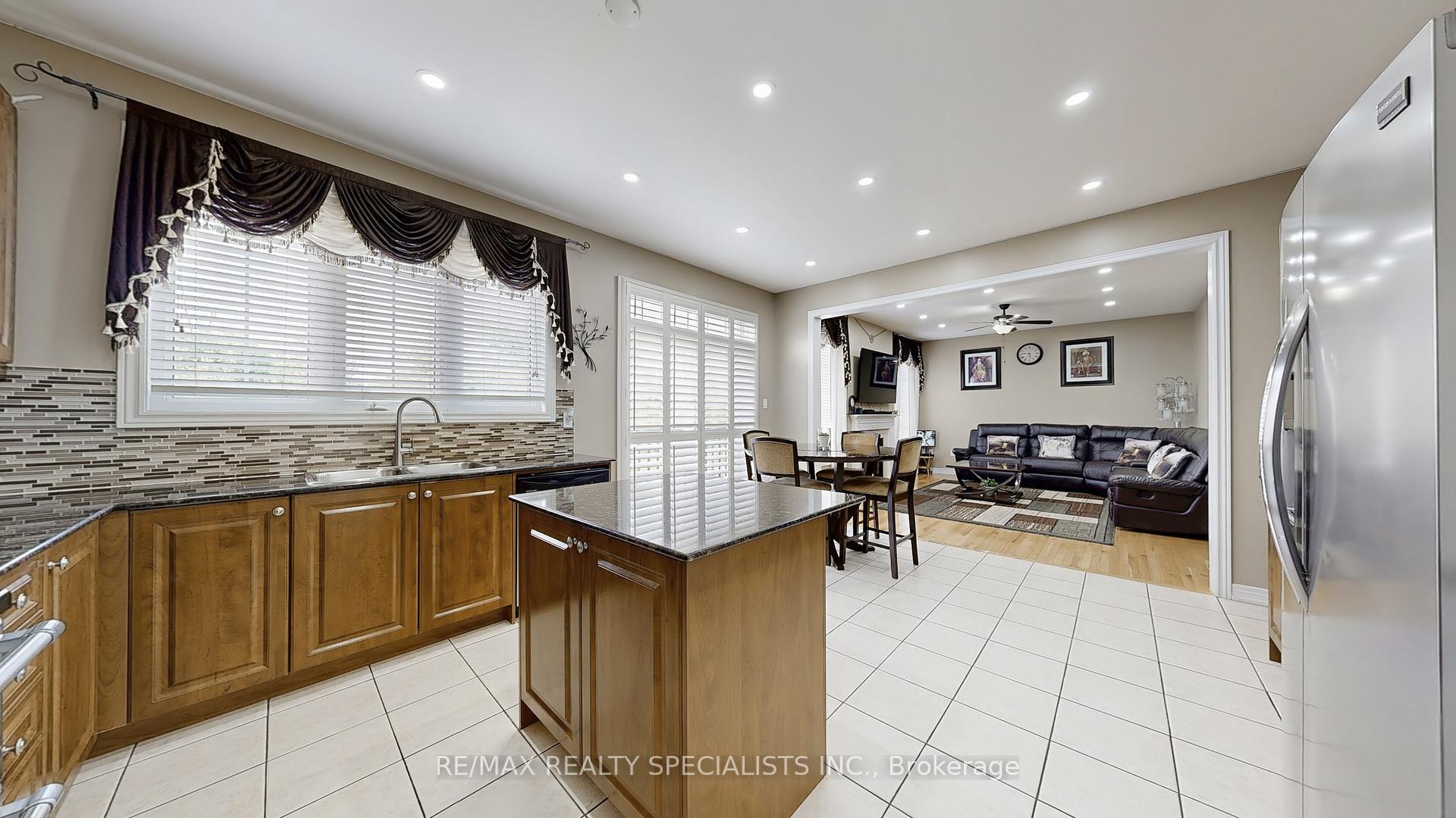 Photo 7 of 53 Heatherglen Drive, Brampton, Credit Valley — HOMEH